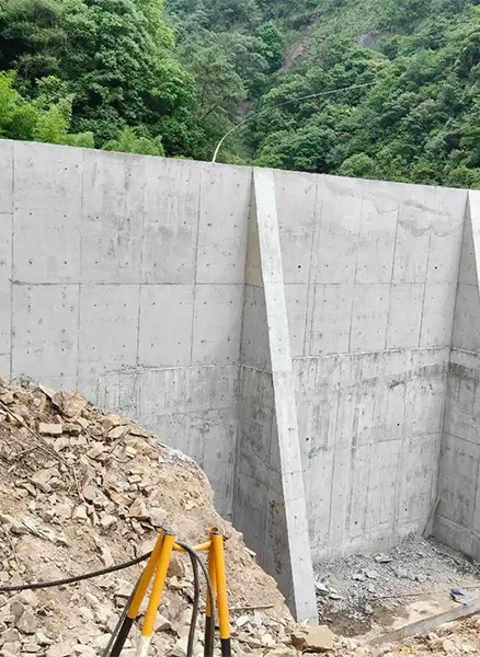 济南莱芜区重力式挡土墙